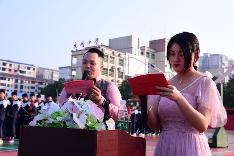 主持人劉輝輝、陳佳林老師宣布運(yùn)動(dòng)會(huì)開始.jpg