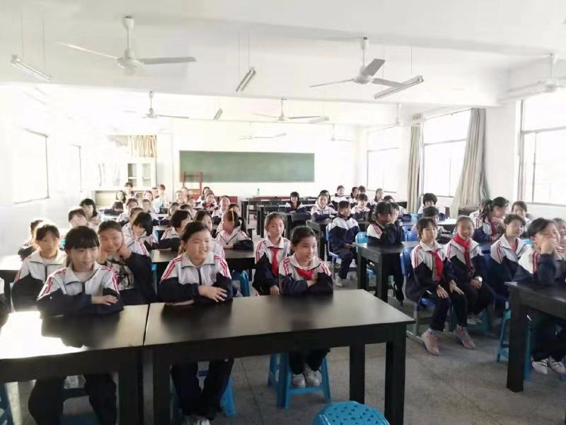 關(guān)愛(ài)女生，呵護(hù)成長(zhǎng)——2018年下學(xué)期 《女生青春期生理衛(wèi)生保健》講座